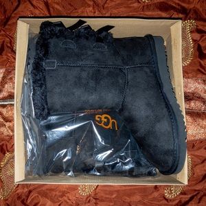 UGG Bailey Bow boots - black size 8
